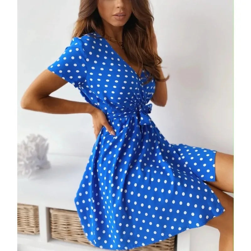 Vestido de lunares de manga corta con cuello en V y cinturón para mujer: un elegante atuendo para fiestas de verano.