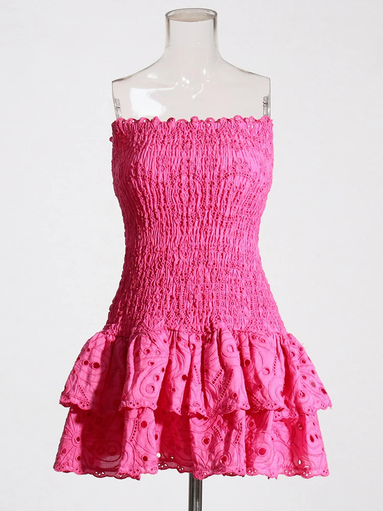 Vestido mini sexy TWOTWINSTYLE con cortes en capas para mujer, sin tirantes, sin mangas y con hombros descubiertos.