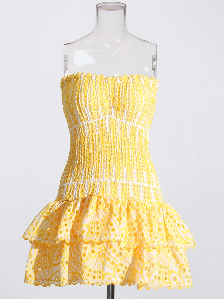 Vestido mini sexy TWOTWINSTYLE con cortes en capas para mujer, sin tirantes, sin mangas y con hombros descubiertos.