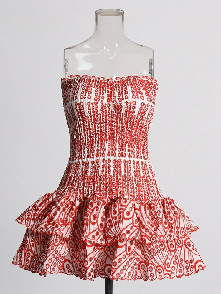 Vestido mini sexy TWOTWINSTYLE con cortes en capas para mujer, sin tirantes, sin mangas y con hombros descubiertos.