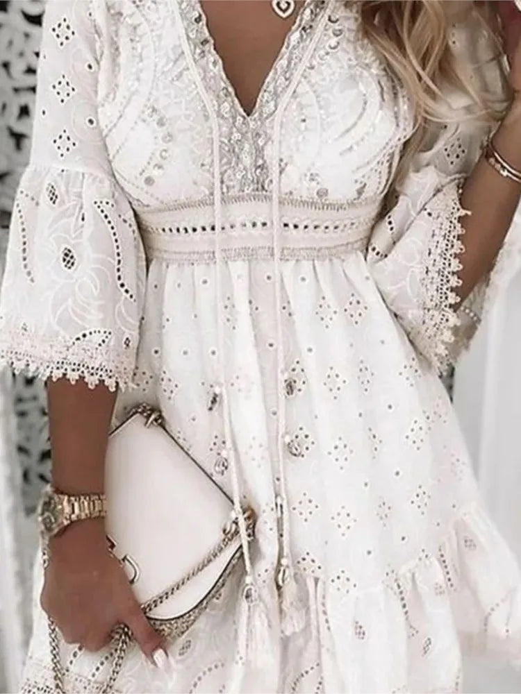 Robe courte élégante en dentelle blanche ajourée pour femme – Patchwork d'été à col en V avec lacets et manches 3/4, tenue de plage