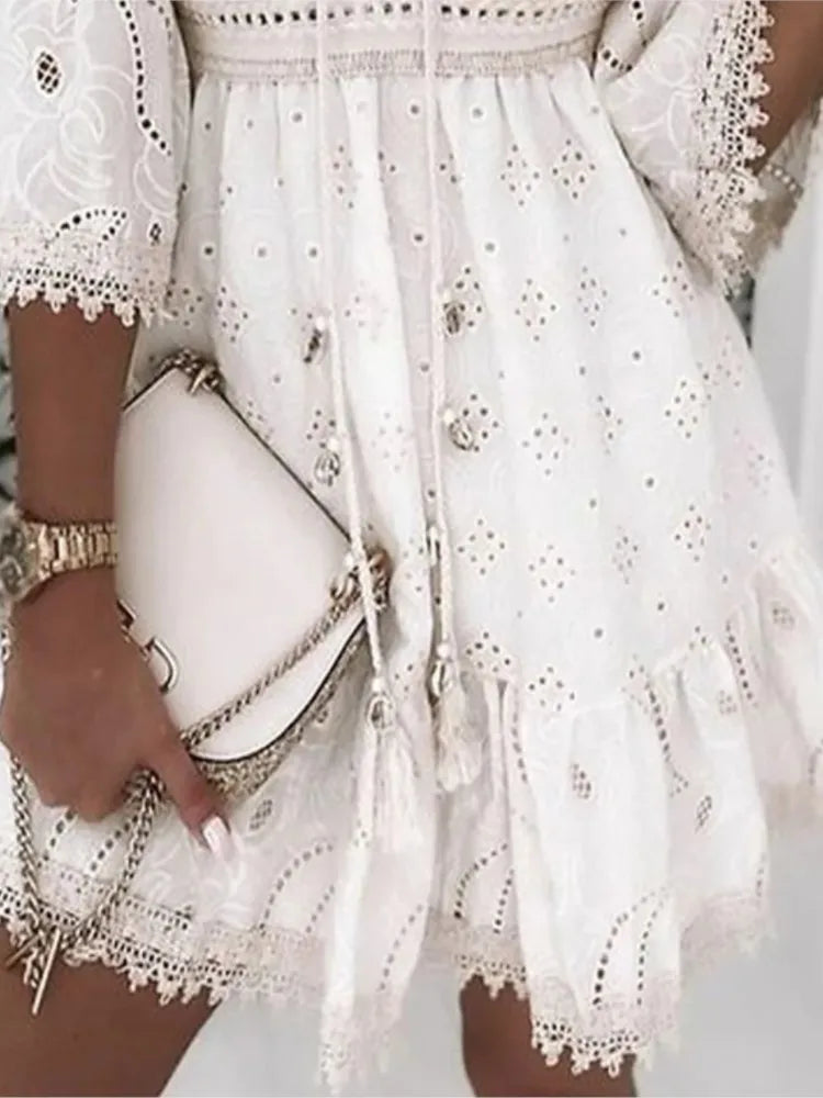 Robe courte élégante en dentelle blanche ajourée pour femme – Patchwork d'été à col en V avec lacets et manches 3/4, tenue de plage