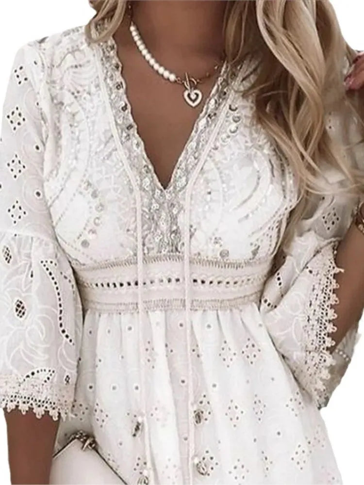 Robe courte élégante en dentelle blanche ajourée pour femme – Patchwork d'été à col en V avec lacets et manches 3/4, tenue de plage