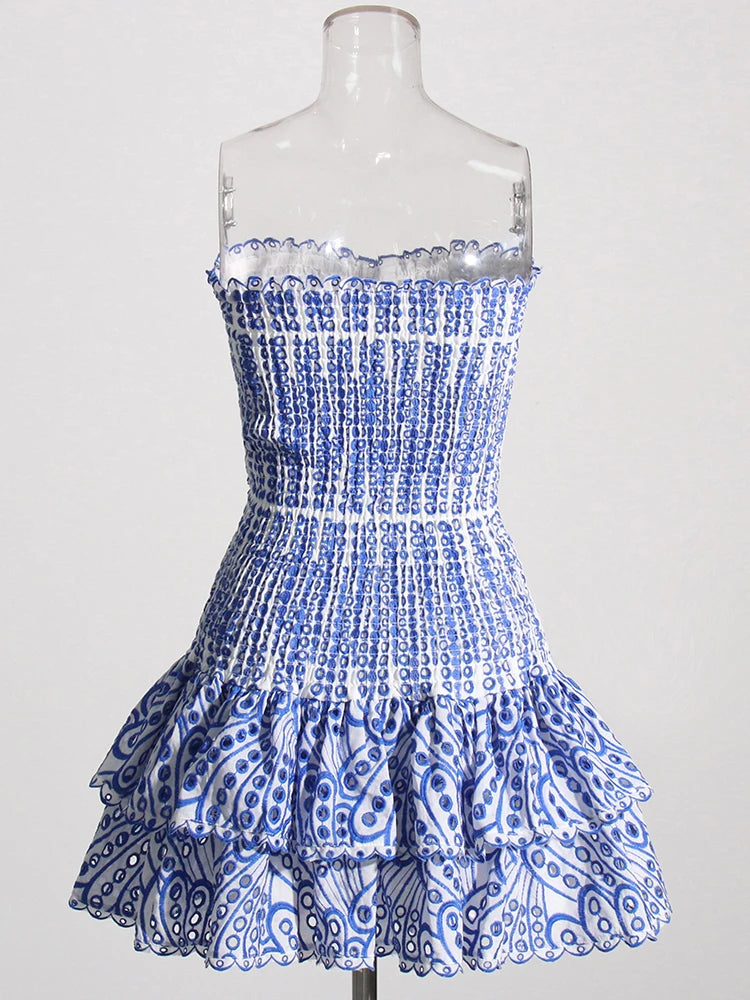 Vestido mini sexy TWOTWINSTYLE con cortes en capas para mujer, sin tirantes, sin mangas y con hombros descubiertos.