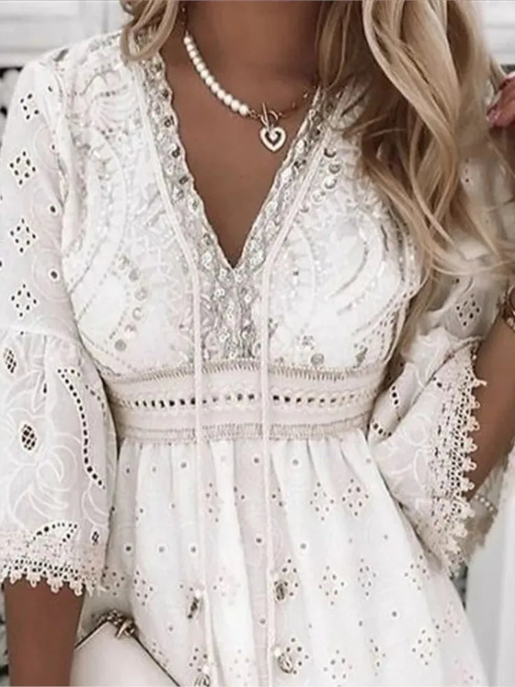 Robe courte élégante en dentelle blanche ajourée pour femme – Patchwork d'été à col en V avec lacets et manches 3/4, tenue de plage