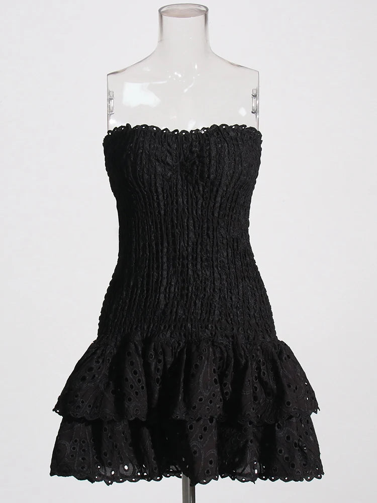 Vestido mini sexy TWOTWINSTYLE con cortes en capas para mujer, sin tirantes, sin mangas y con hombros descubiertos.