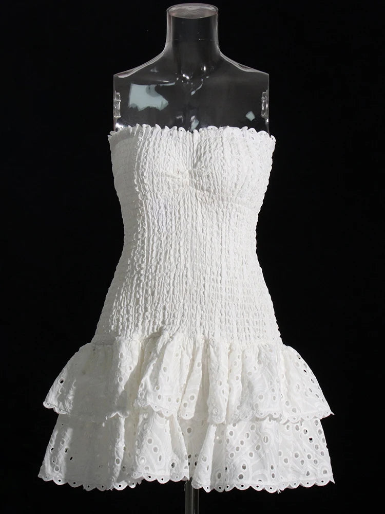 Vestido mini sexy TWOTWINSTYLE con cortes en capas para mujer, sin tirantes, sin mangas y con hombros descubiertos.