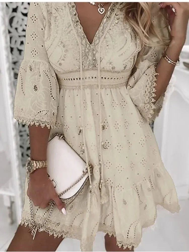 Robe courte élégante en dentelle blanche ajourée pour femme – Patchwork d'été à col en V avec lacets et manches 3/4, tenue de plage