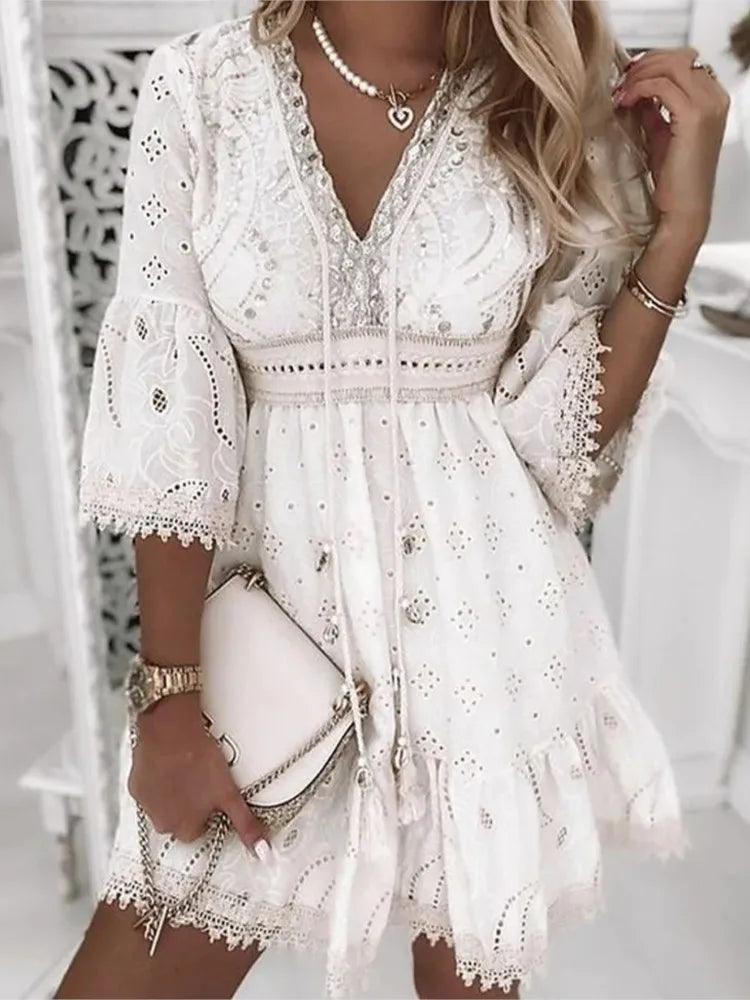 Robe courte élégante en dentelle blanche ajourée pour femme – Patchwork d'été à col en V avec lacets et manches 3/4, tenue de plage