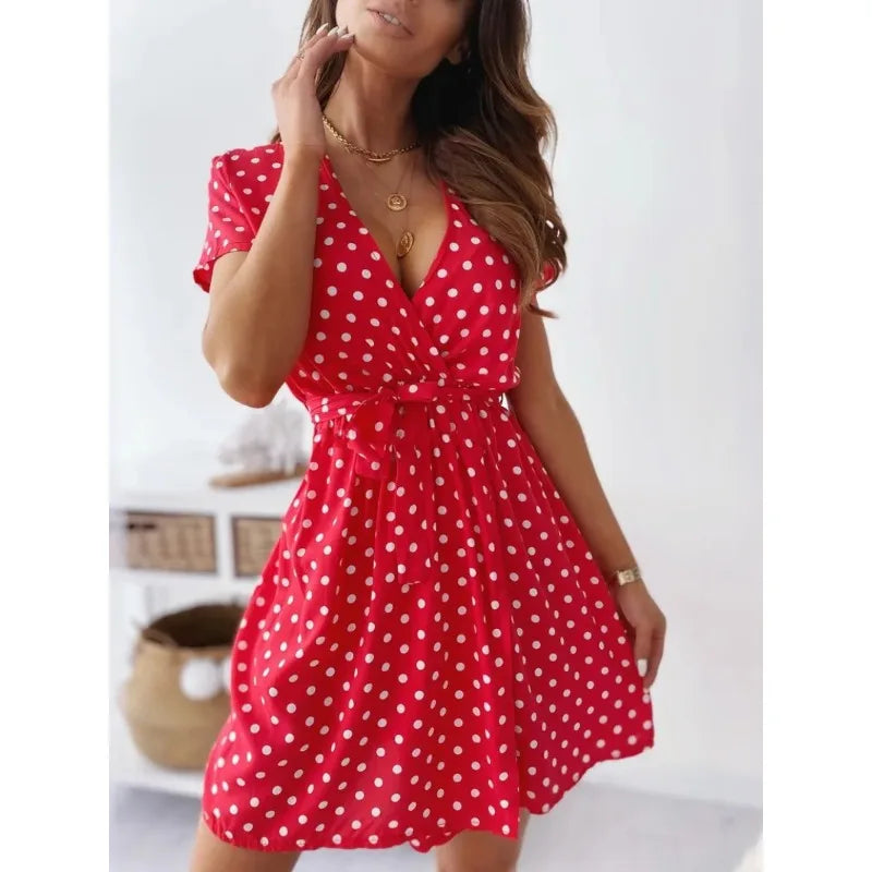 Vestido de lunares de manga corta con cuello en V y cinturón para mujer: un elegante atuendo para fiestas de verano.