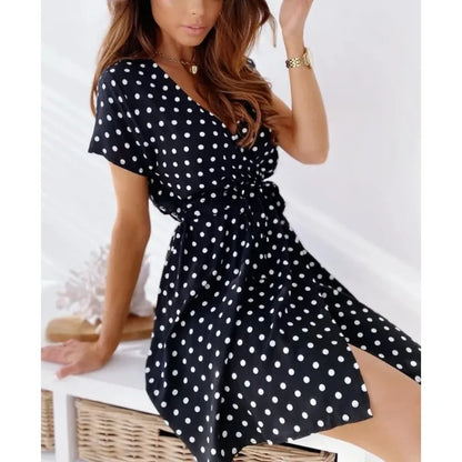 Vestido de lunares de manga corta con cuello en V y cinturón para mujer: un elegante atuendo para fiestas de verano.