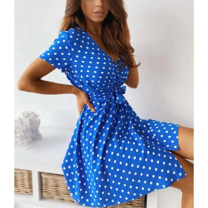 Vestido de lunares de manga corta con cuello en V y cinturón para mujer: un elegante atuendo para fiestas de verano.