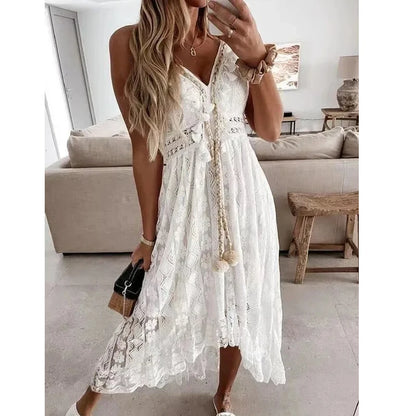 Vestido largo playero de encaje con escote en V y tirantes de cadena.