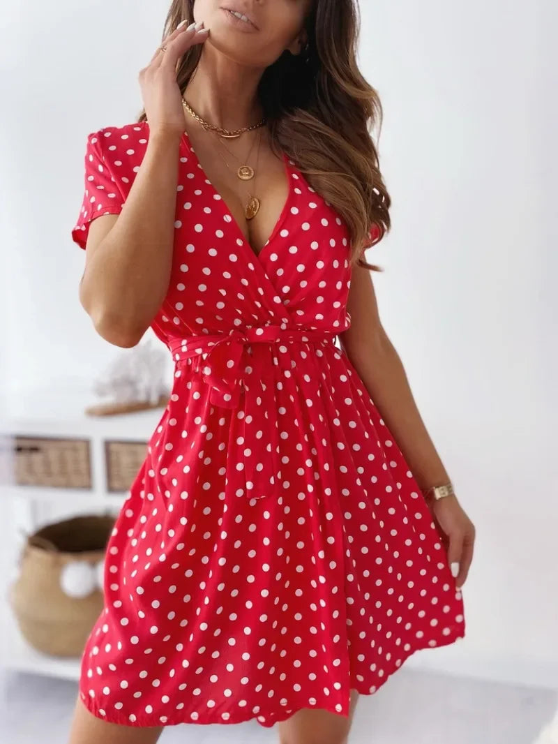 Vestido de lunares de manga corta con cuello en V y cinturón para mujer: un elegante atuendo para fiestas de verano.
