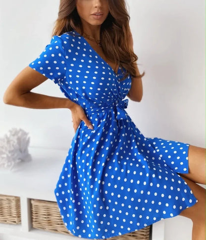 Vestido de lunares de manga corta con cuello en V y cinturón para mujer: un elegante atuendo para fiestas de verano.