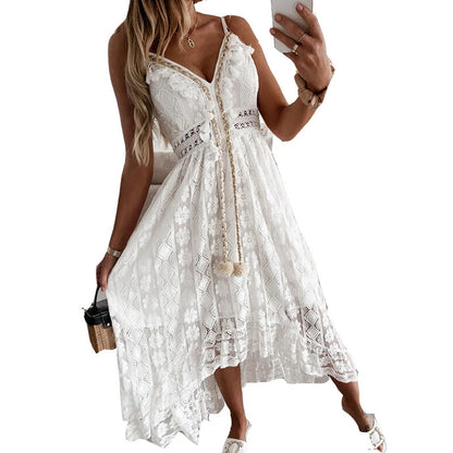 Vestido largo playero de encaje con escote en V y tirantes de cadena.