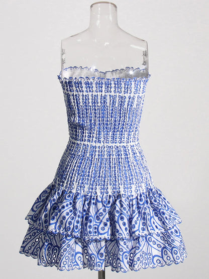 Vestido mini sexy TWOTWINSTYLE con cortes en capas para mujer, sin tirantes, sin mangas y con hombros descubiertos.
