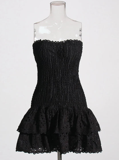 Vestido mini sexy TWOTWINSTYLE con cortes en capas para mujer, sin tirantes, sin mangas y con hombros descubiertos.