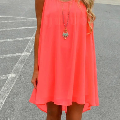 Vestido mini informal holgado de verano, sin mangas, con tirantes finos y aberturas.