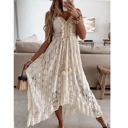 Vestido largo playero de encaje con escote en V y tirantes de cadena.