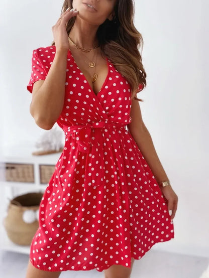 Vestido de lunares de manga corta con cuello en V y cinturón para mujer: un elegante atuendo para fiestas de verano.