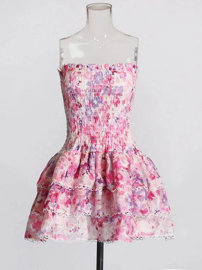 Vestido mini sexy TWOTWINSTYLE con cortes en capas para mujer, sin tirantes, sin mangas y con hombros descubiertos.